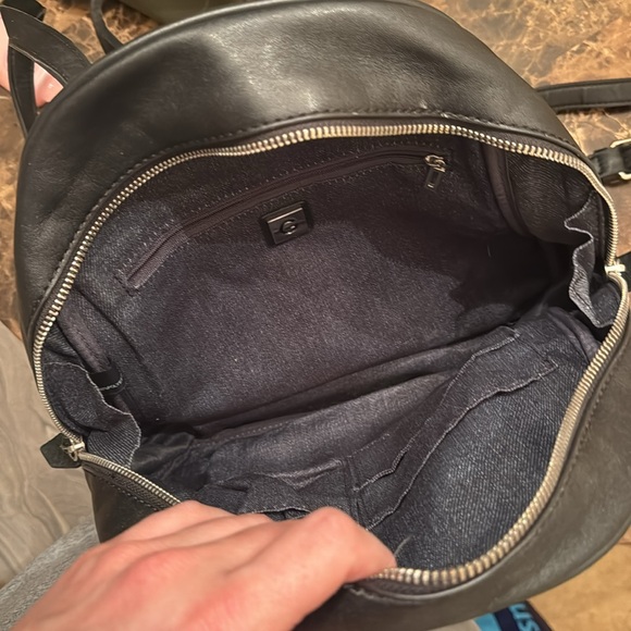 Guess Small backpack barely used - Picture 5 of 5